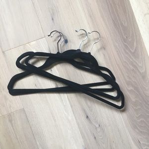 Pack of 10 velvet hangers!